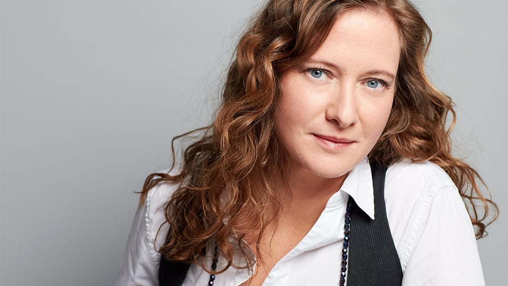 Dans « Écouter les eaux vives », Emmanuelle Favier ne se contente pas de transporter ses lecteurs : elle les apaise.