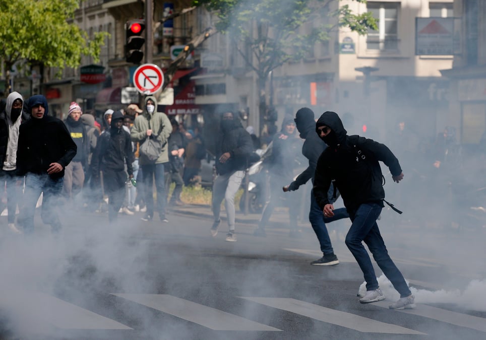 Une manifestation contre le fn et macron degenere a paris