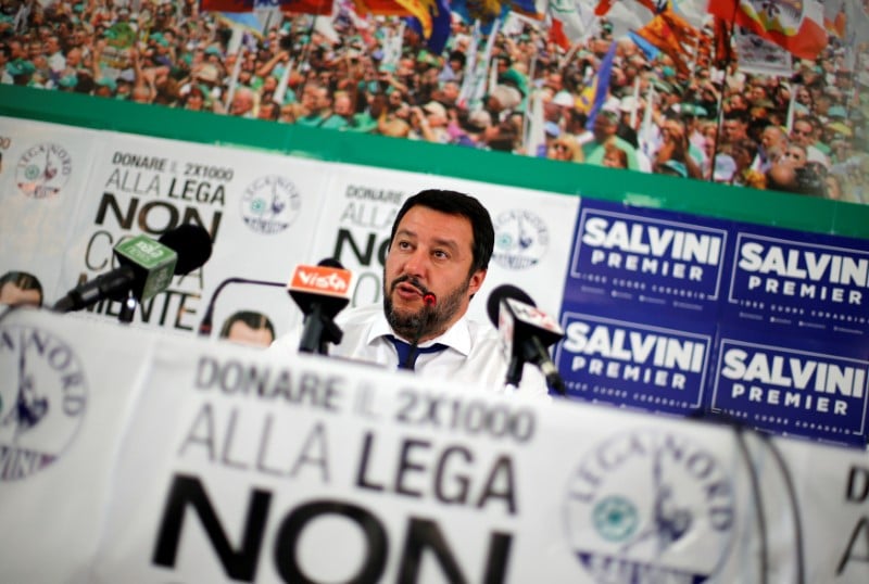 Nombre de villes italiennes, de genes a l'aquila, basculent a droite