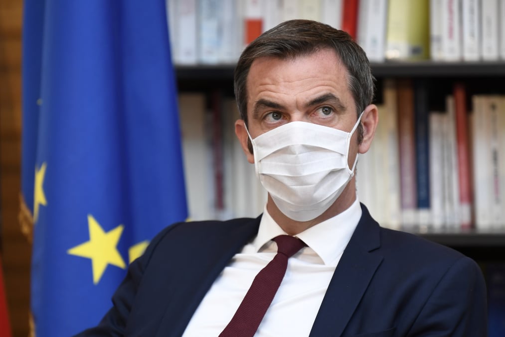 France: le port du masque pourra etre rendu obligatoire dans les lieux publics ouverts, dit veran