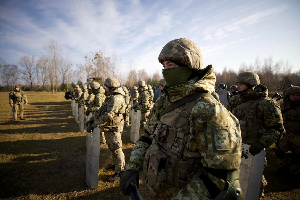 L'ukraine deploie des renforts militaires et policiers a sa frontiere avec la bielorussie