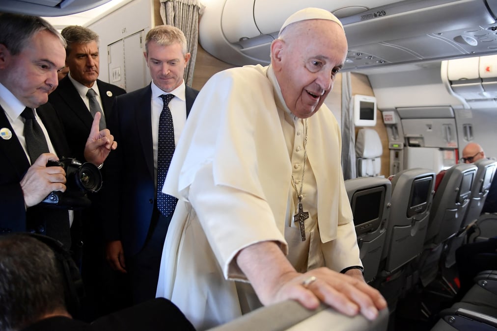 Le pape francois a bord de l'avion papal en route vers la capitale kazakhe de noursoultan