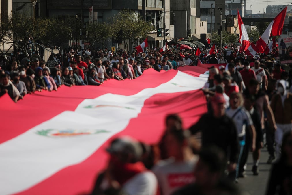 Des personnes portent un drapeau peruvien, lors d'une manifestation contre le gouvernement du president peruvien pedro castillo a lima