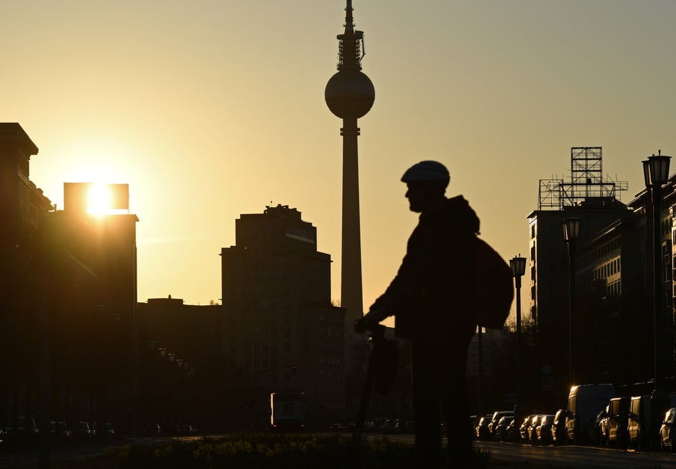 La tour de television au coucher du soleil a berlin