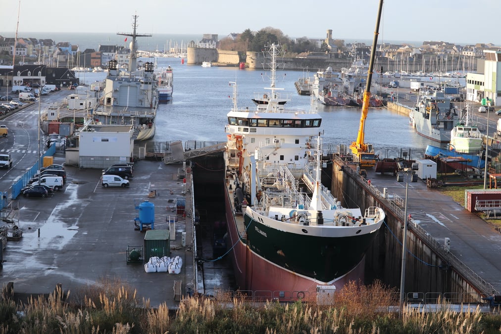Vincent Faujour, le dirigeant du chantier naval Piriou envisage de construire une résidence pour actifs d'une trentaine de logements à loyer modéré. Baptisé, Ti Ar Porzh, l'ensemble immobilier pourrait accueillir ses premiers locataires au second semestre 2026, au moins temporairement.