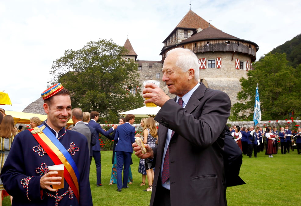 Boire une biere avec le prince pour les 300 ans du liechtenstein