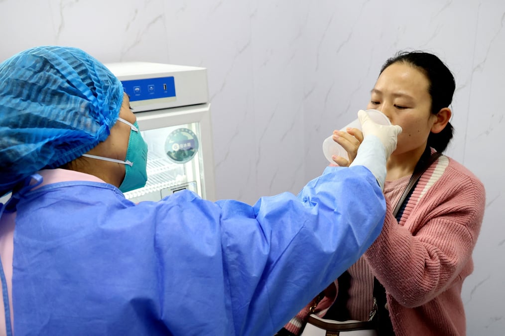 Une residente recoit un vaccin inhale contre le covid-19 dans un centre de services de sante communautaire a lianyungang