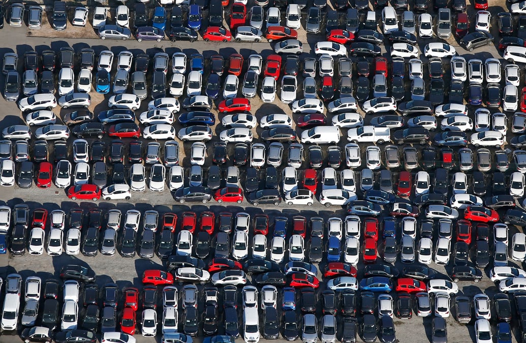 Des voitures garees dans un parc de stockage de nouvelles automobiles opel, ford et toyota a nice