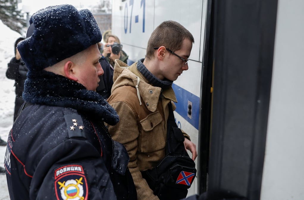 Le nationaliste russe igor guirkine, critique du kremlin et ancien commandant militaire, comparait devant un tribunal a moscou