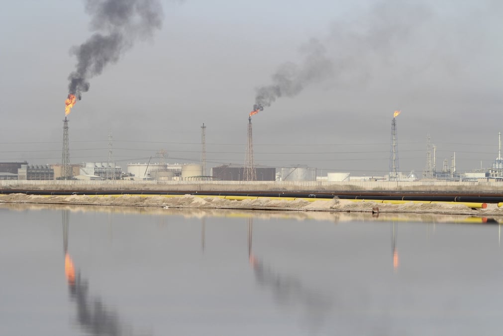 La raffinerie de petrole al-sheiba dans la ville de basra, dans le sud de l'irak