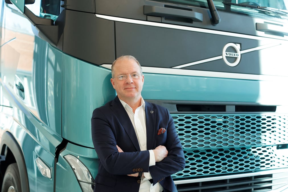 Le pdg d'ab volvo, martin lundstedt, se tient devant un camion volvo a goteborg, en suede