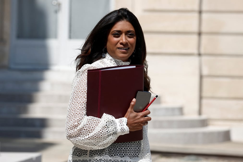 La porte-parole du gouvernement francais, prisca thevenot, quitte le palais de l'elysee a paris
