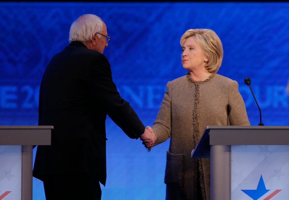 Bernie sanders presente ses excuses a hillary clinton