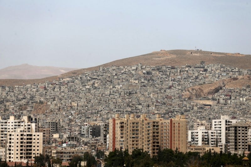 Des insurges syriens evacuent un faubourg de damas