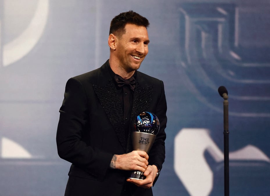 Lionel messi remporte le prix du meilleur joueur de l'annee par la fifa