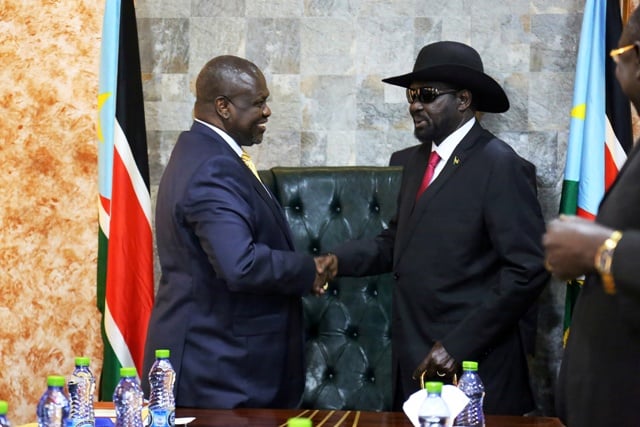 Riek Machar, Premier vice-président du Sud-Soudan (non encore officiellement nommé) et Salva Kiir, président du Sud-Soudan.