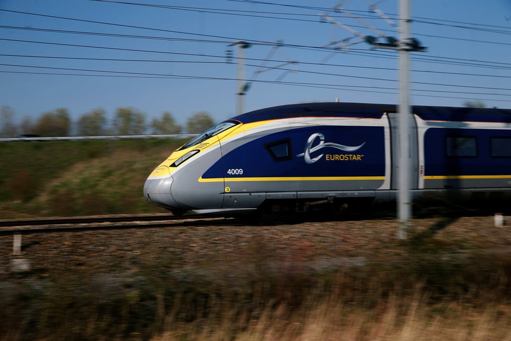 « Des restrictions de vitesse seront mises en place dans la matinée, ce qui pourrait entraîner des retards », a prévenu Eurostar.