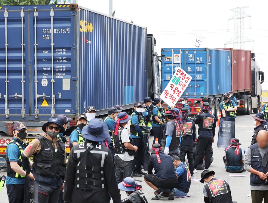 Coree du sud: la greve des routiers se poursuit et perturbe l'industrie