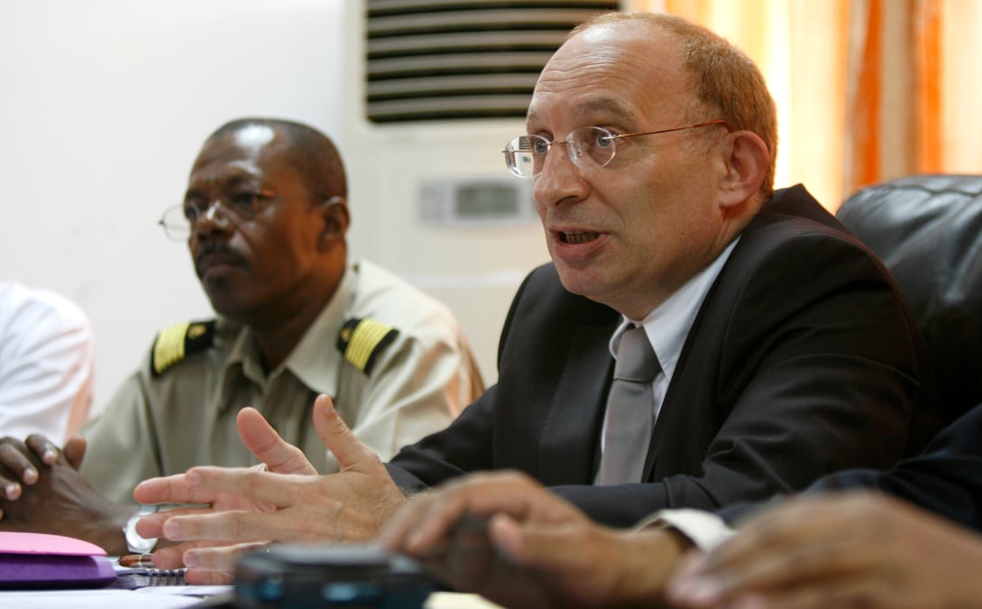 Photo d'archives: l'ambassadeur francais au burkina faso, luc hallade (droite), lors d'une conference de presse a moroni, ile des comores