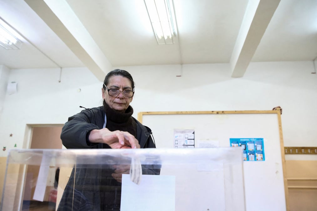 Une femme vote lors des elections legislatives, a sofia, bulgarie