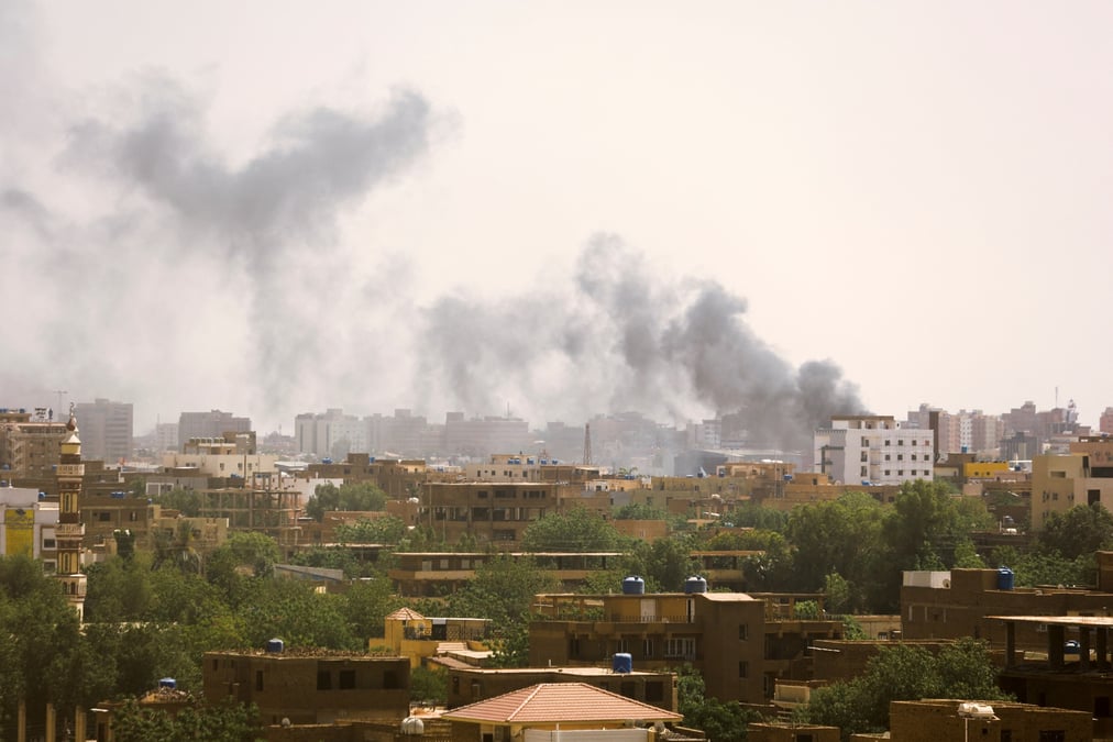 Photo d'archives montrant la fumee qui s'eleve au-dessus de khartoum, soudan