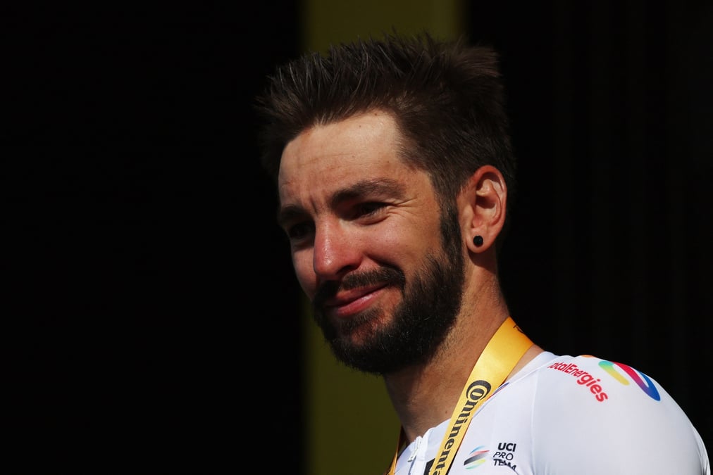 Anthony turgis sur le podium apres avoir remporte la 9e etape du tour de france