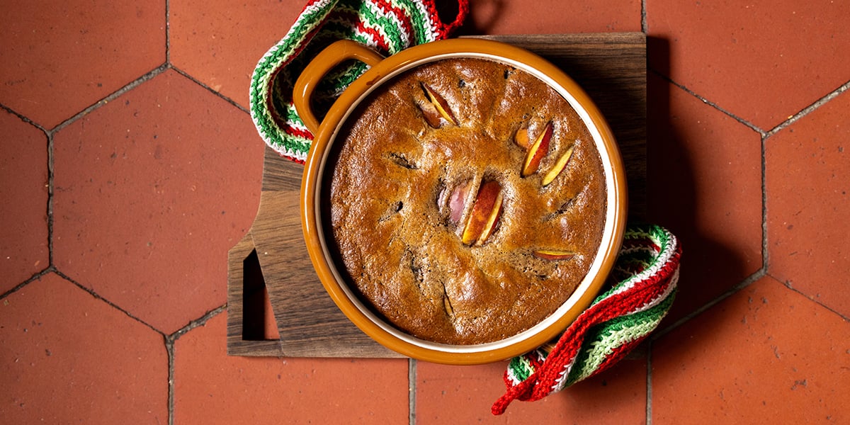 Gâteau à la farine de noix et aux nectarines.