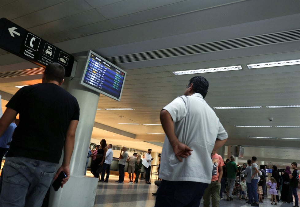 Des personnes attendent leur famille apres l'atterrissage de leur vol a l'aeroport international de beyrouth-rafic hariri