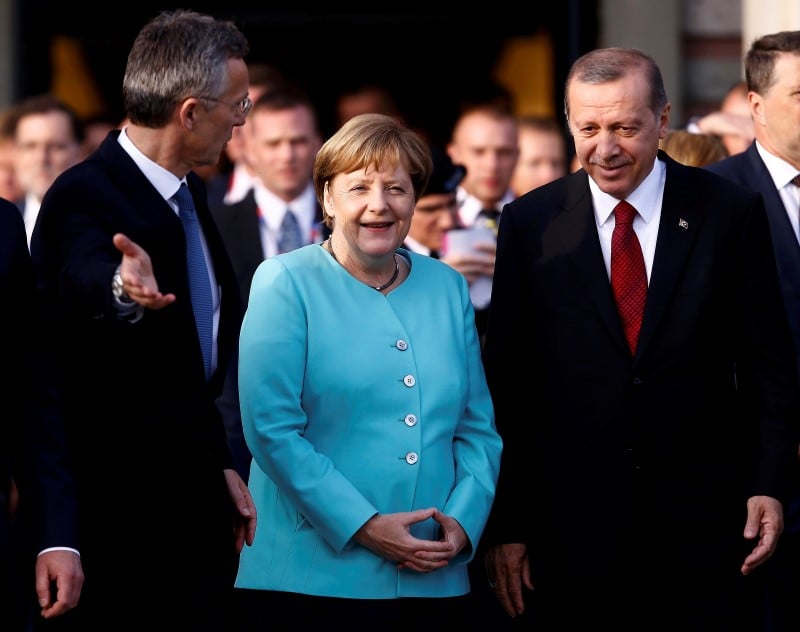 Tensions entre merkel et erdogan au sommet de l’otan