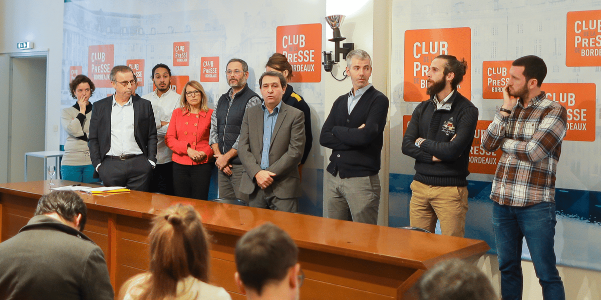 Pierre Hurmic (mains dans les poches à gauche) avec ses premiers colistiers de la société civile.