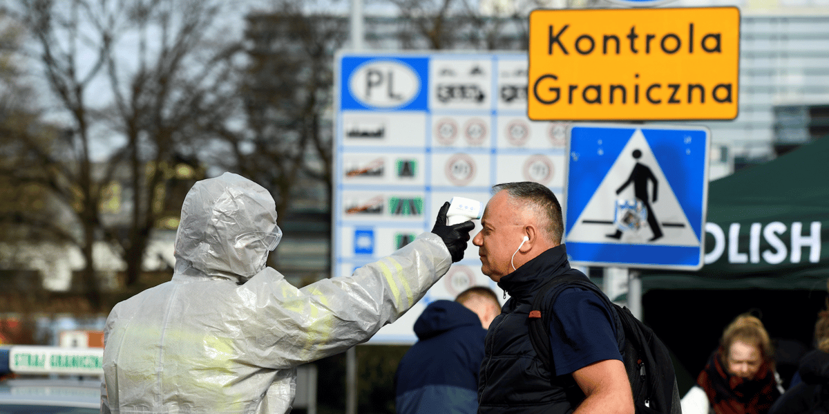 Contrôle à la frontière entre l'Allemagne et la Pologne. La Pologne a été l'un des premiers pays à fermer ses frontières. Le Premier ministre Mateusz Morawiecki, ayant été interrogé par Ursula von den Leyen sur les raisons de cette fermeture, a répondu: « J'ai la responsabilité de la santé et de la sécurité des Polonais ».