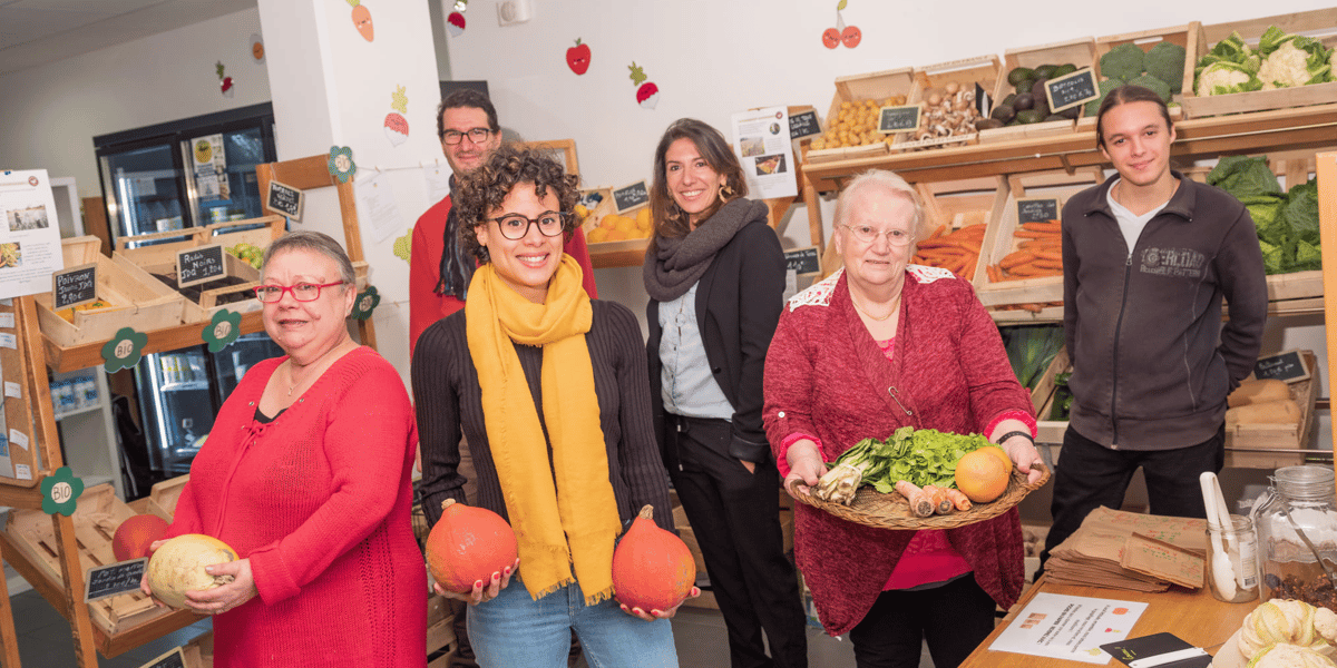 Quatre équipes de consommateurs acteurs gèrent quotidiennement l'épicerie Epi C'Tout à Bordeaux. Au centre, au deuxième plan, Soumia Kessasra.