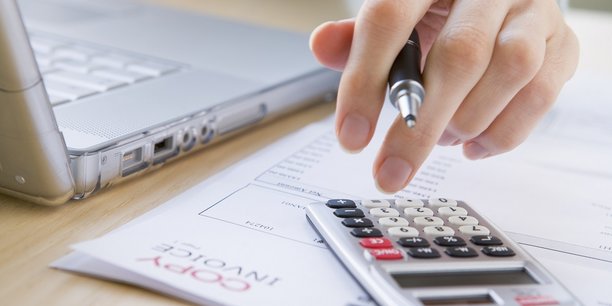 Parmi les entreprises ayant subi des retards de paiement, 40% les attribuent aux difficultés financières de leurs clients, 27% à leurs problèmes organisationnels et 20% à leur gestion des flux de trésorerie.