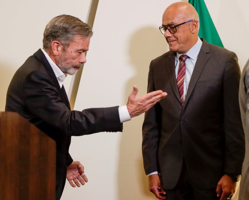 Gerardo blyde perez, de la plateforme unitaire du venezuela, et le president du congres du pays, jorge rodriguez, lors d'une conference de presse a mexico
