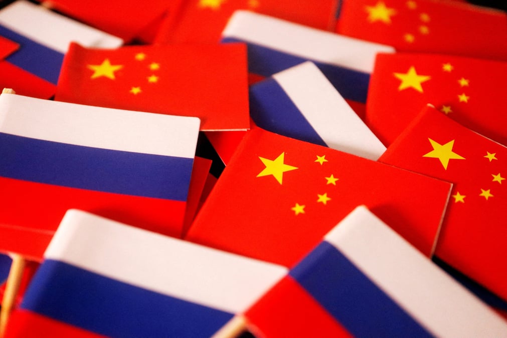 Photo d'illustration des drapeaux de la chine et de la russie