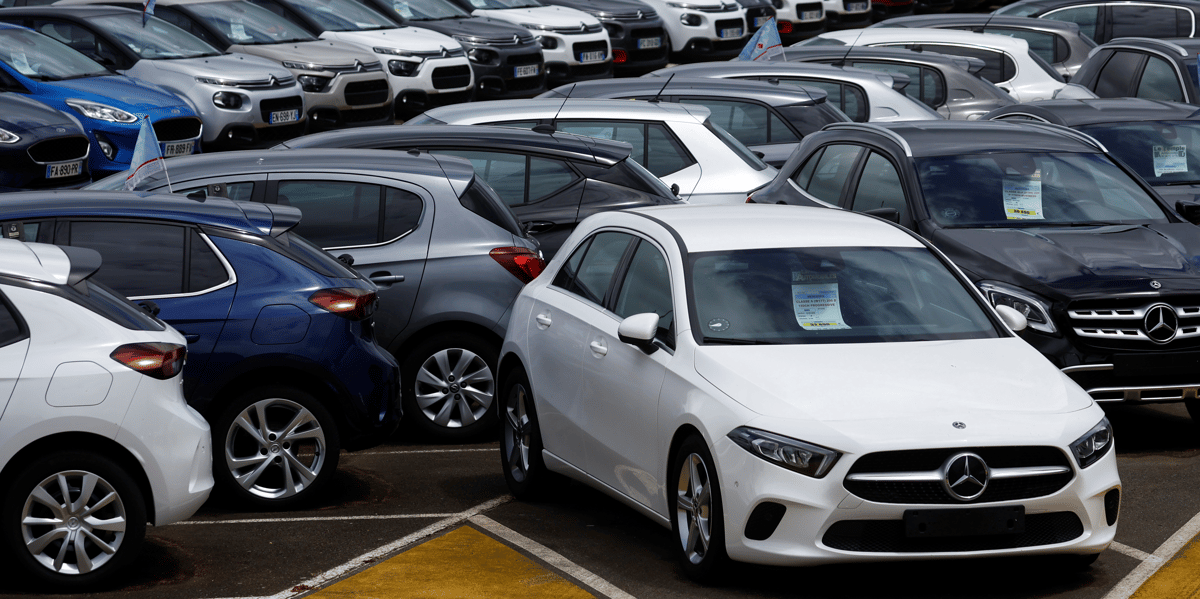 Des voitures d'occasion sont exposees a la vente dans une concession automobile a vigneux-de-bretagne