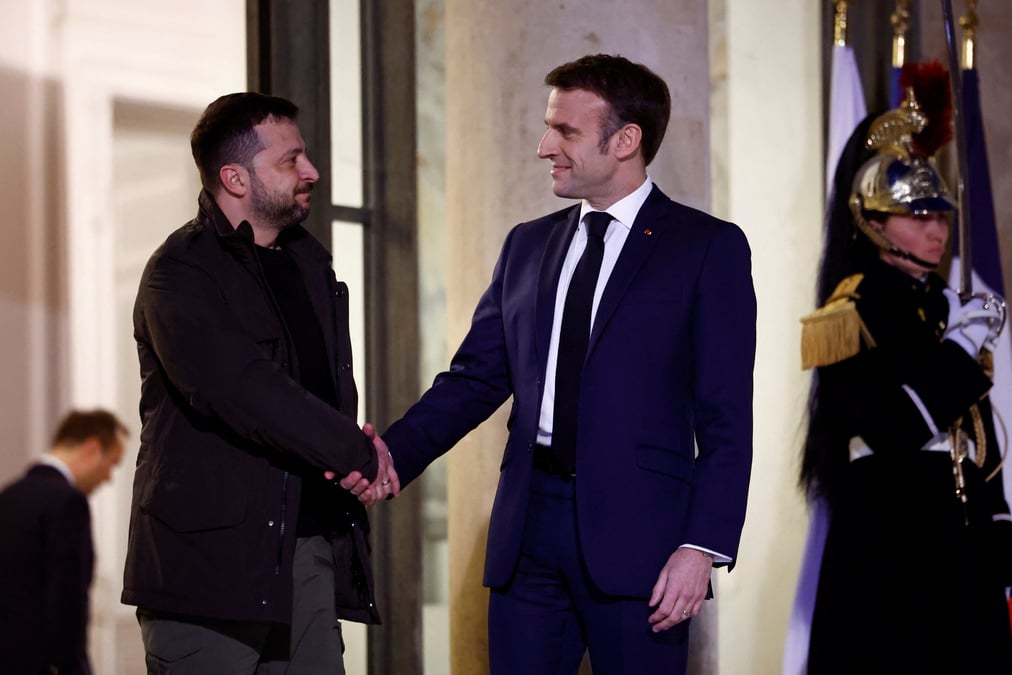 Le president francais emmanuel macron serre la main du president ukrainien volodimir zelensky alors qu'il arrive a une reunion pour signer un accord de securite bilateral au palais de l'elysee a paris