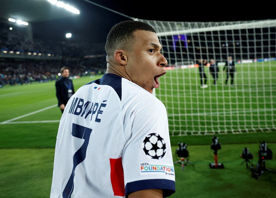 Kylian mbappe celebre la victoire du psg contre barcelone en quart de finale de la ligue des champions