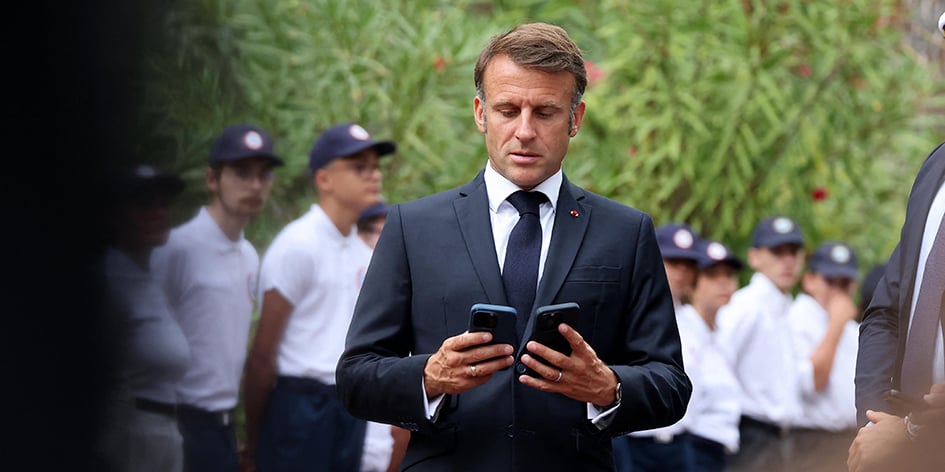 François Hollande et Nicolas Sarkozy, deux anciens présidents de la République, ont été reçus ce lundi à l'Elysée dans le cadre des consultations menées par Emmanuel Macron pour dénicher une personnalité pour Matignon capable d'assurer une stabilité institutionnelle.