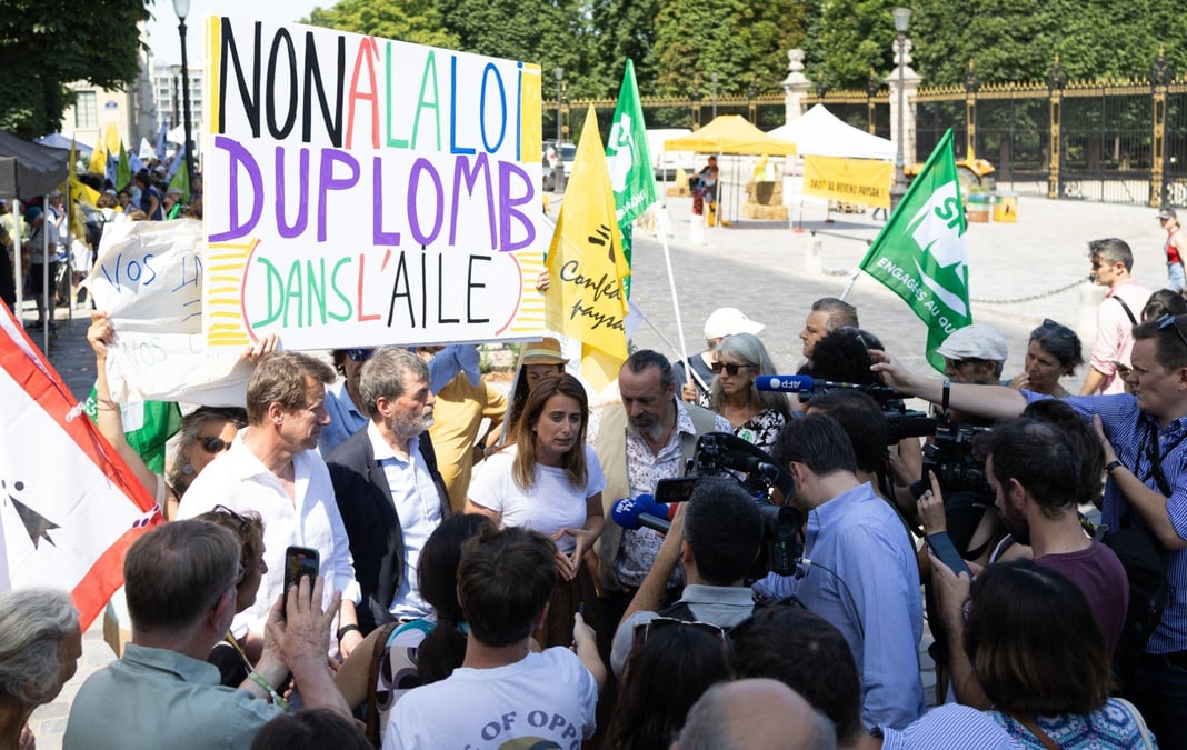 Selon son intitulé, la loi vise « à à lever les contraintes à l'exercice du métier d'agriculteur ».