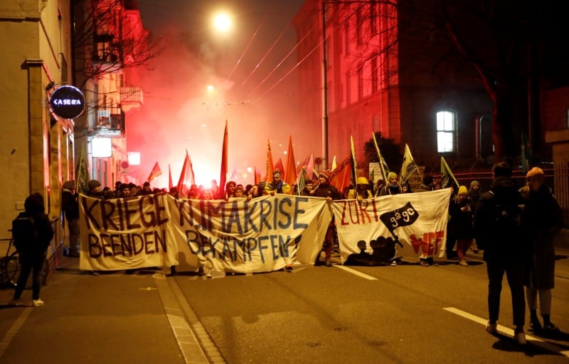 Davos: la police fait usage de gaz lacrymogene pour disperser des manifestants