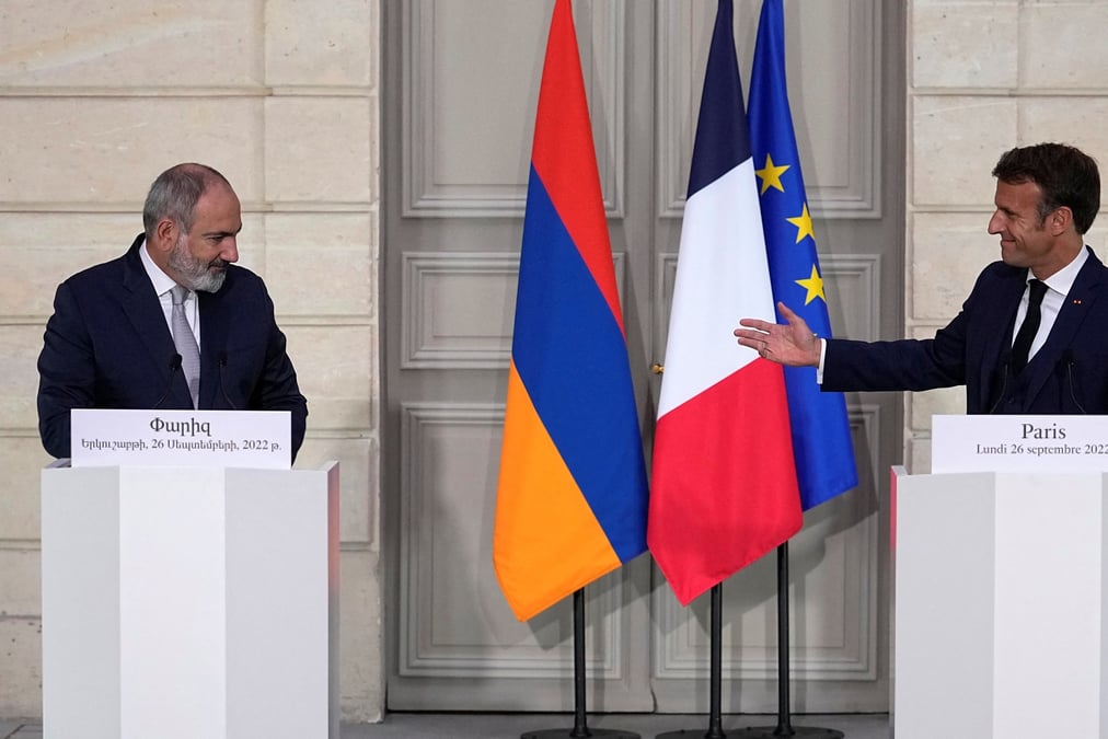 Emmanuel macron et nikol pachinian assistent a une conference de presse au palais de l'elysee