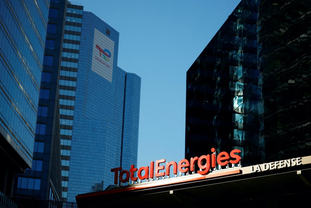 TotalEnergies a salué l'accord trouvé à Dubaï à la COP28 qui trace la voie de l'abandon progressif des énergies fossiles. Pour le groupe pétro-gazier, le texte conforte sa « stratégie de transition », notamment dans le gaz.