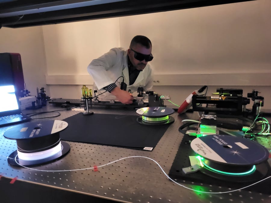 Jusqu'à fin janvier, 90 collégiens bretons réaliseront un stage de découverte des métiers et des domaines d'applications de la photonique au Photonics Park de Lannion. En forte croissance, les entreprises de cette filière fondée sur le traitement de la lumière et la fabrication de lasers et fibres optiques comptent doubler leurs effectifs sous dix ans.