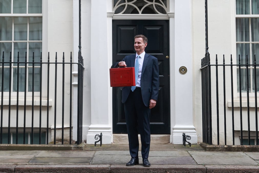 Le ministre britannique des finances, jeremy hunt, a l'exterieur de son bureau sur downing street a londres