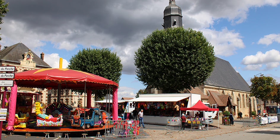 À Tourouvre-au-Perche, dans l’Orne, le bleu cobalt du ciel de juillet s’est obscurci. Le vent apporte avec lui une odeur de feuilles mortes et de cartable.