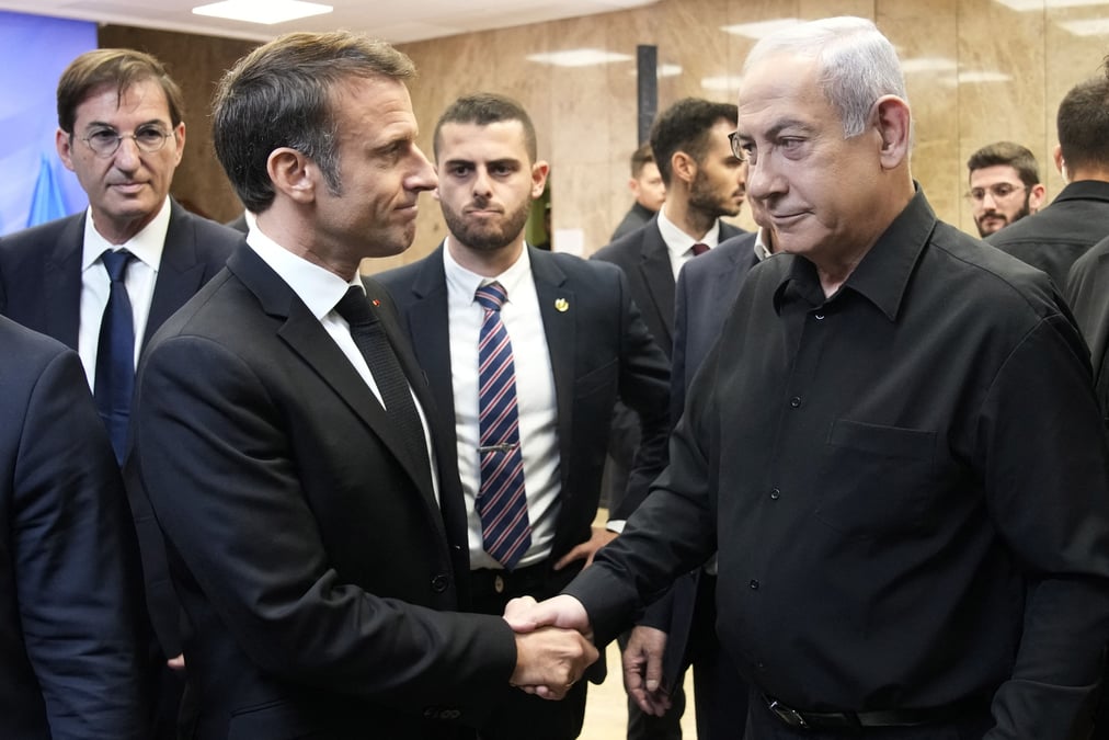 Le président de la République Emmanuel Macron et le Premier ministre israélien Benyamin Netanyahu, à Jérusalem, le 24 octobre 2023.