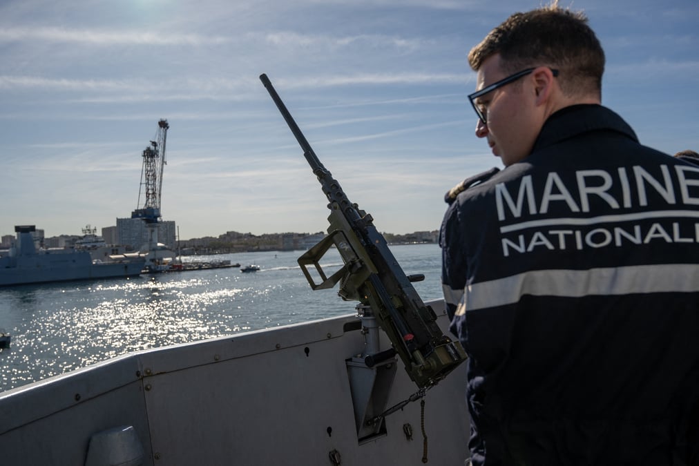 La Marine nationale passe par moment sur l’île afin d’y relever le drapeau et nettoyer la stèle.