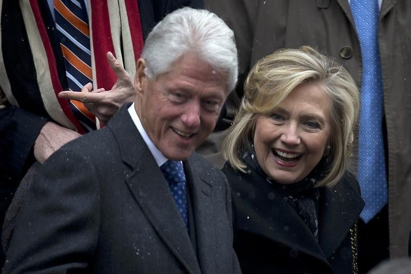 Les epoux clinton ont recu plus de 25 millions de dollars pour des discours