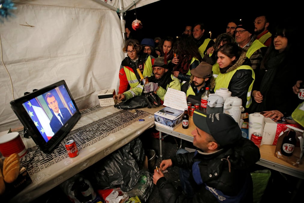 Macron convainc l'opinion, pas tous les "gilets jaunes"